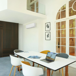 Aire acondicionado DAIKIN Perfera TXM50R instalado en vivienda moderna