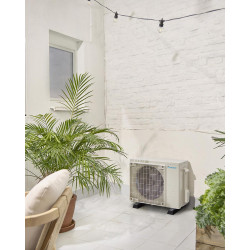 Unidad exterior DAIKIN Sensira TXF42F instalada en vivienda residencial