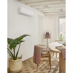 Aire acondicionado DAIKIN Sensira TXF71F instalado en salón moderno