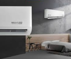 Ideal para estancias de hasta 20 m² Por su potencia, el Aire acondicionado ARISTON ALYS R32 C 25 MUD0 es una opción recomendable para dormitorios, despachos, habitaciones y estancias de tamaño pequeño o medio. Cuenta con una capacidad de 2.800 W en refrigeración y 2.600 W en calefacción, equivalentes aproximadamente a 9.554 BTU/h en frío. De forma segura, se recomienda para estancias de hasta 20 m² aproximadamente. En condiciones favorables de aislamiento, orientación y altura de techo, puede cubrir espacios algo superiores.