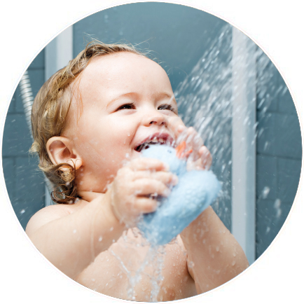 Agua más suave para mayor bienestar diario Con el uso de agua descalcificada, el día a día en casa mejora de forma notable. El agua tratada ayuda a que la piel y el cabello se noten más suaves, favorece una mejor sensación en el aseo personal y reduce los efectos negativos de la cal sobre la piel, la ropa y las superficies del hogar. Además, la ropa queda más agradable al tacto, los colores se conservan mejor y las vajillas, mamparas y griferías se mantienen más limpias durante más tiempo. Al reducir la acumulación de cal, también se facilita la limpieza del hogar y se disminuye la necesidad de utilizar productos agresivos.