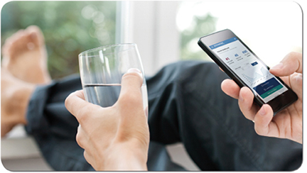 Conectividad WiFi para controlar el equipo desde cualquier lugar La gama eVOLUTION incorpora tecnología WiFi en todos sus modelos, permitiendo conocer el estado del equipo de forma cómoda desde un smartphone, tablet o dispositivo conectado. Gracias a esta conectividad, puedes revisar información del descalcificador, configurar parámetros y conocer el consumo de agua de la vivienda desde cualquier lugar. Además, el uso del dispositivo a través de WiFi no requiere suscripción, lo que permite disfrutar de sus funciones conectadas sin costes adicionales. Esta conectividad aporta comodidad, control y mayor seguridad en el funcionamiento diario del equipo.