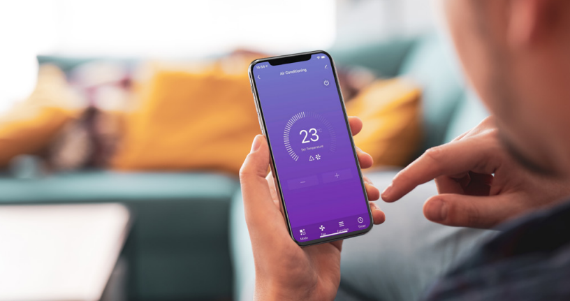 Además, este aire acondicionado cuenta con Wi-Fi incorporado, para que puedas controlarlo desde cualquier lugar con tu móvil o tablet. Gracias a su función autodiagnóstico desde la app, puedes detectar errores al instante y prolongar su vida útil. También incluye temporizador, modo súper silencio, posibilidad de apagar el display y tuberías a prueba de óxido, pensadas para durar.
