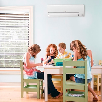 Funcionamiento extremadamente silencioso desde 21 dB(A) Una buena climatización debe sentirse, pero no necesariamente escucharse. La MITSUBISHI MSZ-HR25VFK puede trabajar desde tan solo 21 dB(A) en su nivel más bajo. Sus niveles de presión sonora son aproximadamente 21 / 30 / 37 / 43 dB(A) dependiendo de la velocidad seleccionada, con una potencia sonora de 57 dB(A). Este funcionamiento silencioso la convierte en una opción especialmente interesante para dormitorios, despachos, habitaciones infantiles o zonas de descanso, donde el confort acústico resulta tan importante como la temperatura.