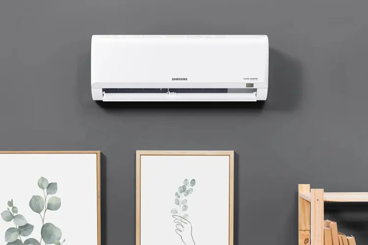 Experimenta un ambiente fresco y confortable en tu hogar con el Aire Acondicionado SAMSUNG F-AR24ART.  Equipado con un compresor Digital Inverter, este aire acondicionado ofrece un rendimiento excepcional y eficiencia energética. Disfruta de un funcionamiento silencioso y un control preciso de la temperatura en todo momento, garantizando tu confort durante todo el año.  El sistema de filtro HD asegura un aire más limpio y saludable en tu hogar, capturando eficazmente el polvo y otros alérgenos para proporcionarte un ambiente más fresco y seguro.  Con la función Auto Swin en dos sentidos, este aire acondicionado controla automáticamente la dirección del caudal de aire, asegurando una distribución uniforme en toda la habitación para un confort óptimo.  Además, el protector de la lama protege el condensador y optimiza el rendimiento del intercambiador de calor, prolongando la vida útil del equipo y asegurando un funcionamiento eficiente a largo plazo.  No comprometas el confort ni la calidad del aire en tu hogar. ¡Compra ahora el Aire Acondicionado SAMSUNG F-AR24ART y disfruta de un ambiente fresco y saludable en todo momento!