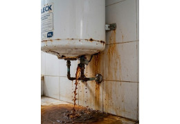 ¿Por qué gotea mi termo eléctrico por abajo? Causas y cuándo toca cambiarlo